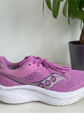 Women Size 8.5 Saucony Kinvara 14
Grape Indigo Pink Running Shoes